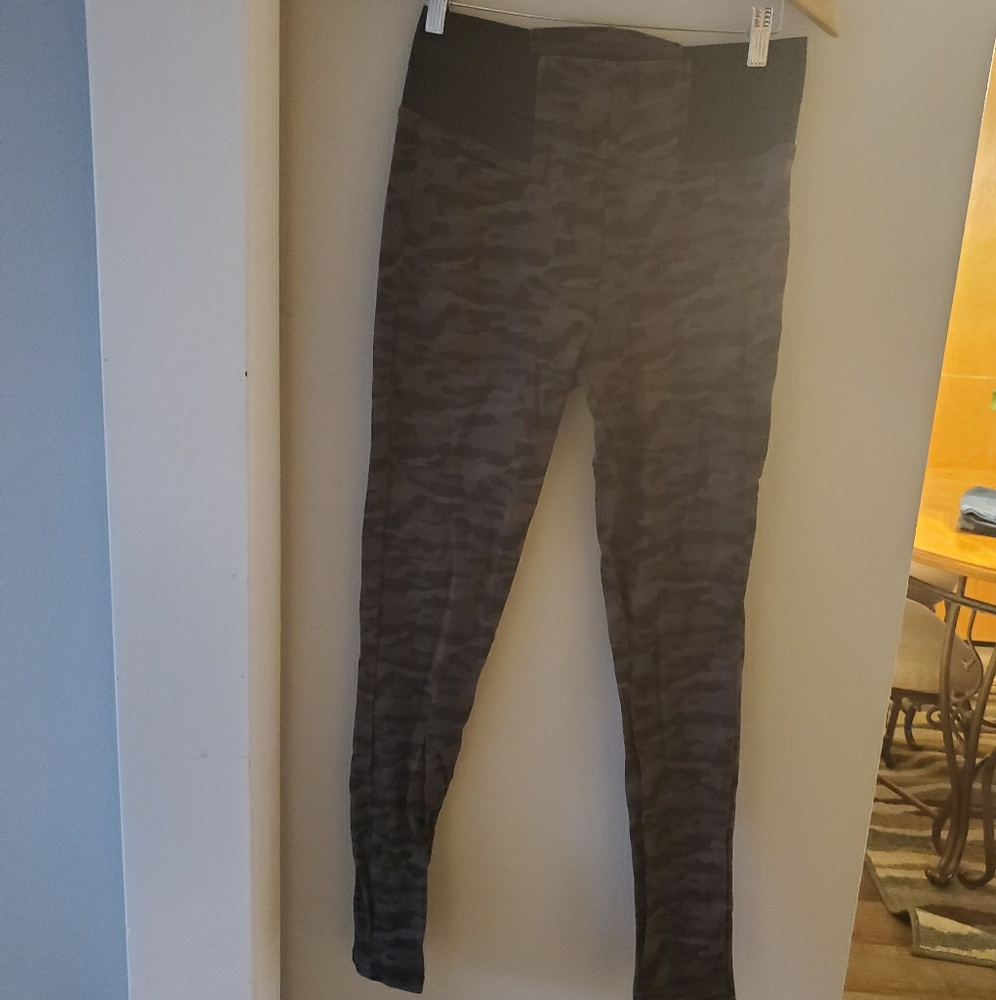 Camo skinny pants 🍒